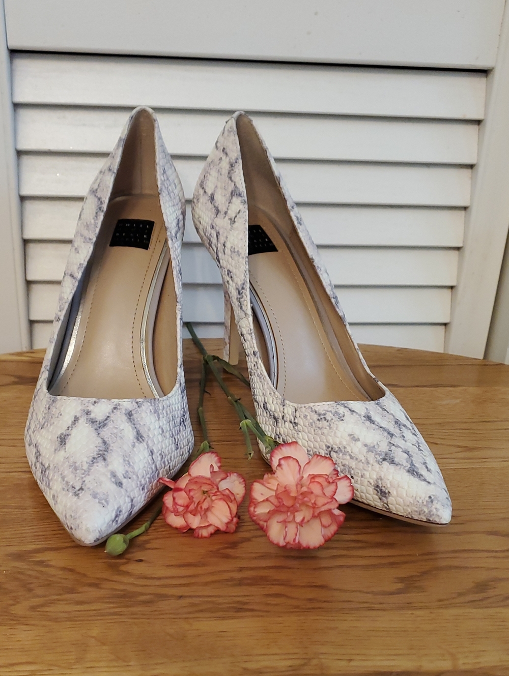 White House Black Market Pumps "Olivia Plains" Snake Ecru, Size 8 Medium